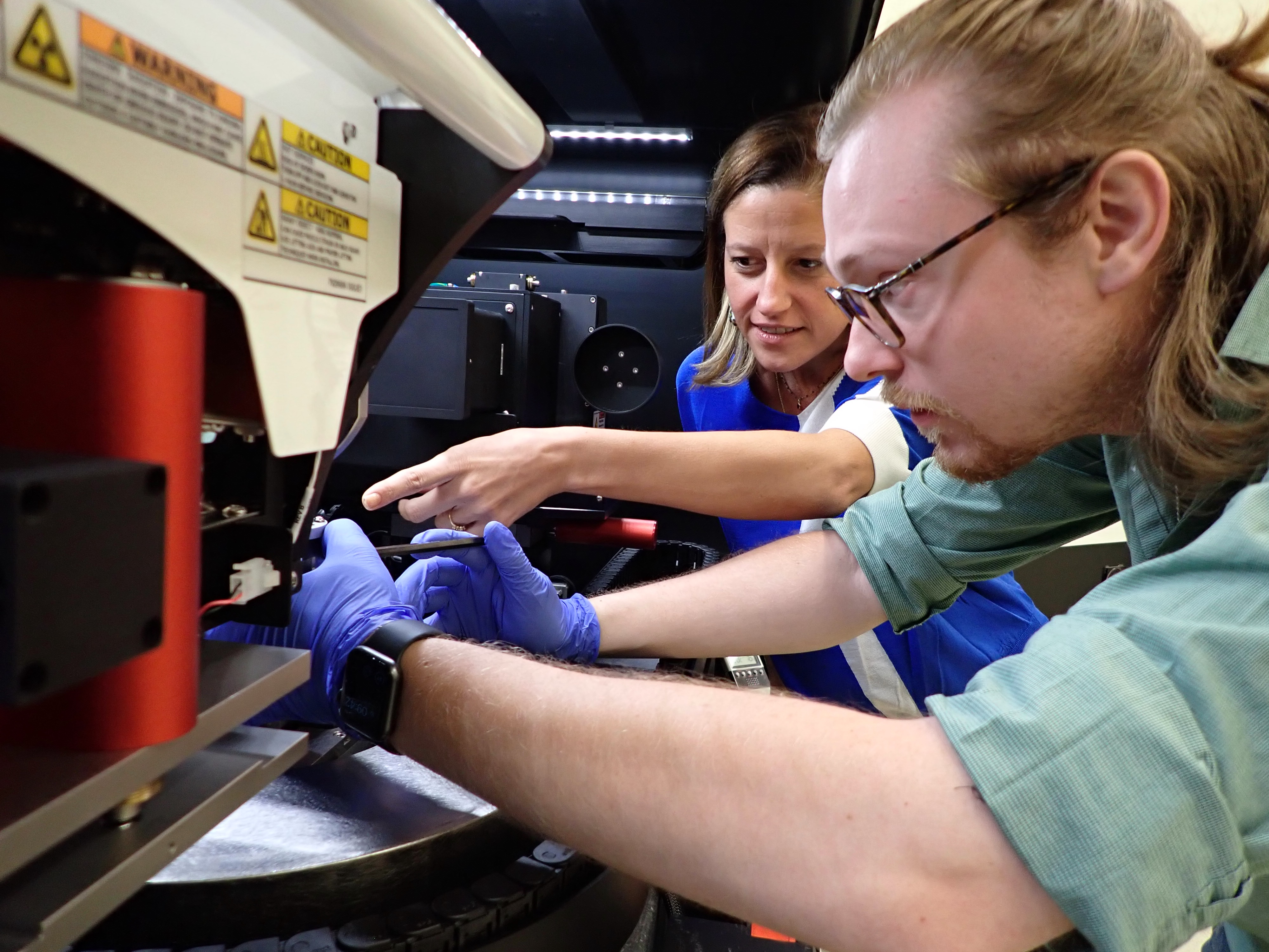 Cutler Phillippe and Laura Villafañe Roca work with the micro-CT scanner.