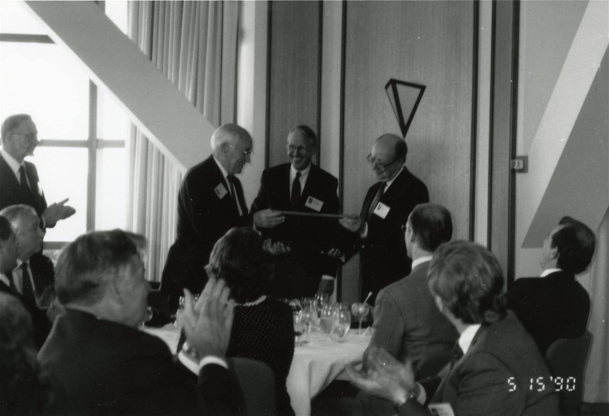 Arnold Beckman accepts a plaque recognizing the Beckman Institute as winner of R&D Magazine’s Lab of the Year Award