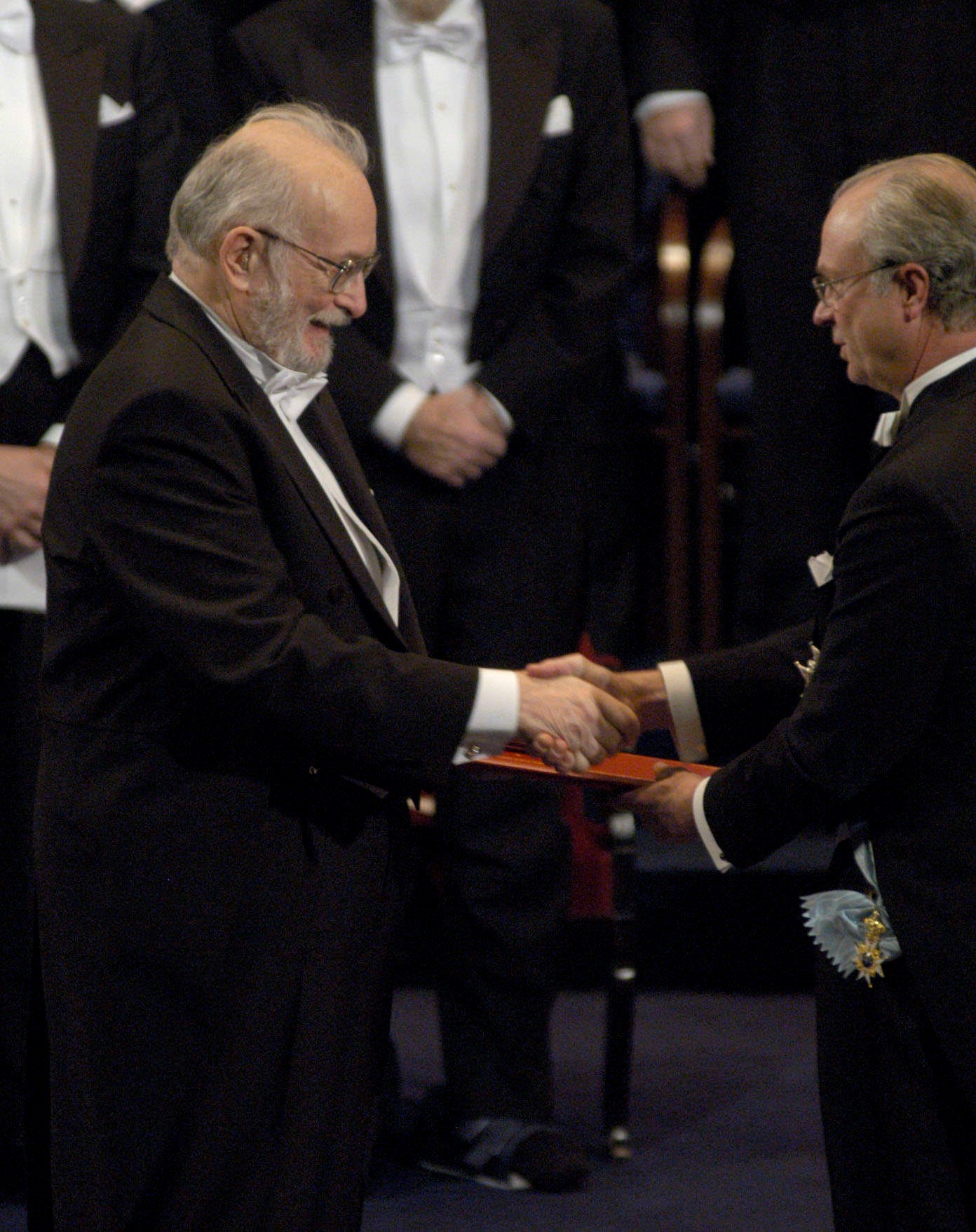 Paul Lauterbur accepts the 2003 Nobel Laureate in Physiology or Medicine. Photo by Darrell Hoemann.