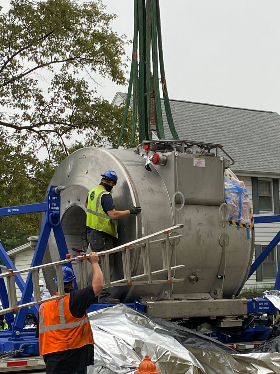 The 7 Tesla is unloaded.