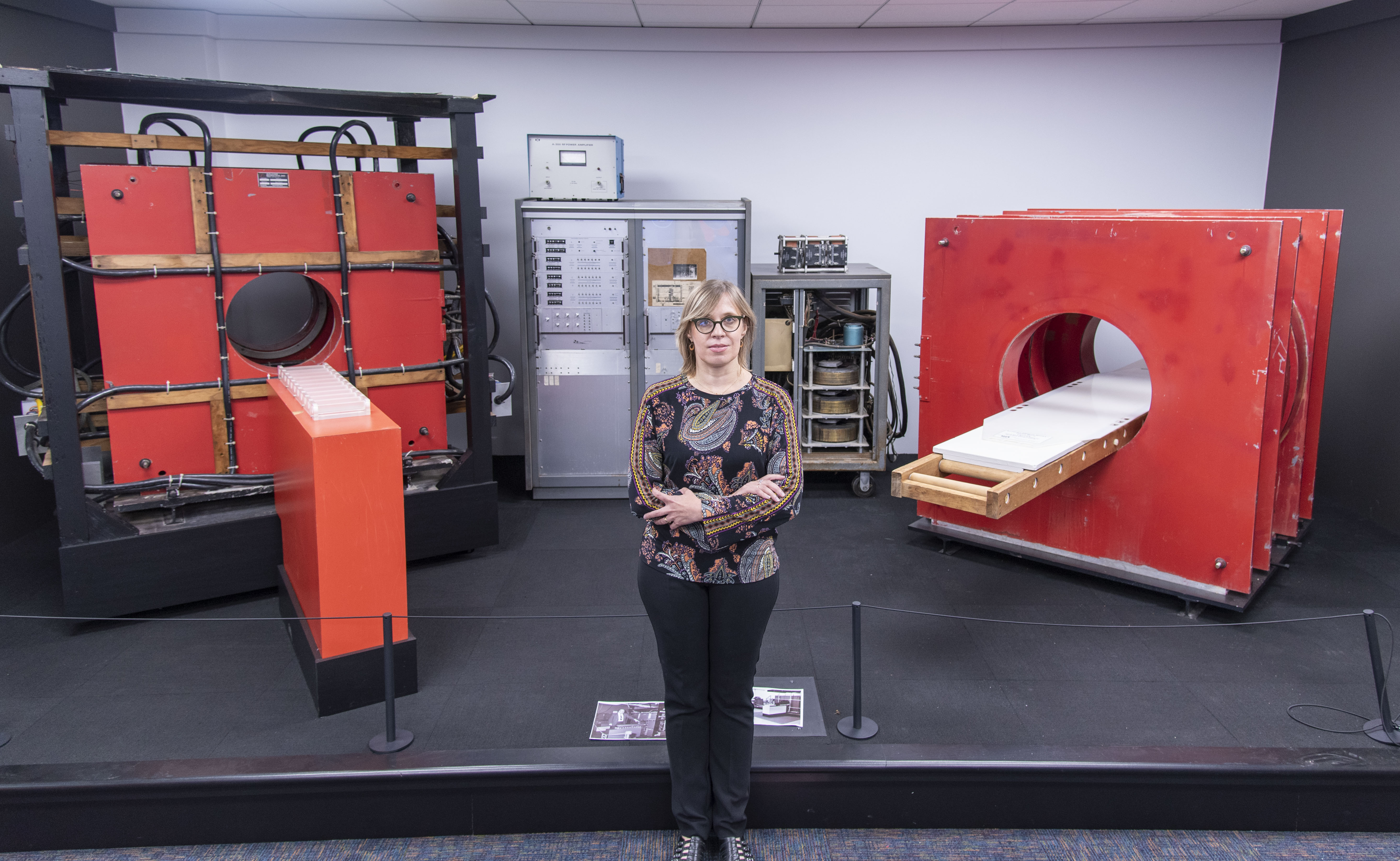 Luisa Ciobanu stands in front of Big Red, the first human MRI scanner, in the ILLINOIS MRI Exhibit at Beckman.