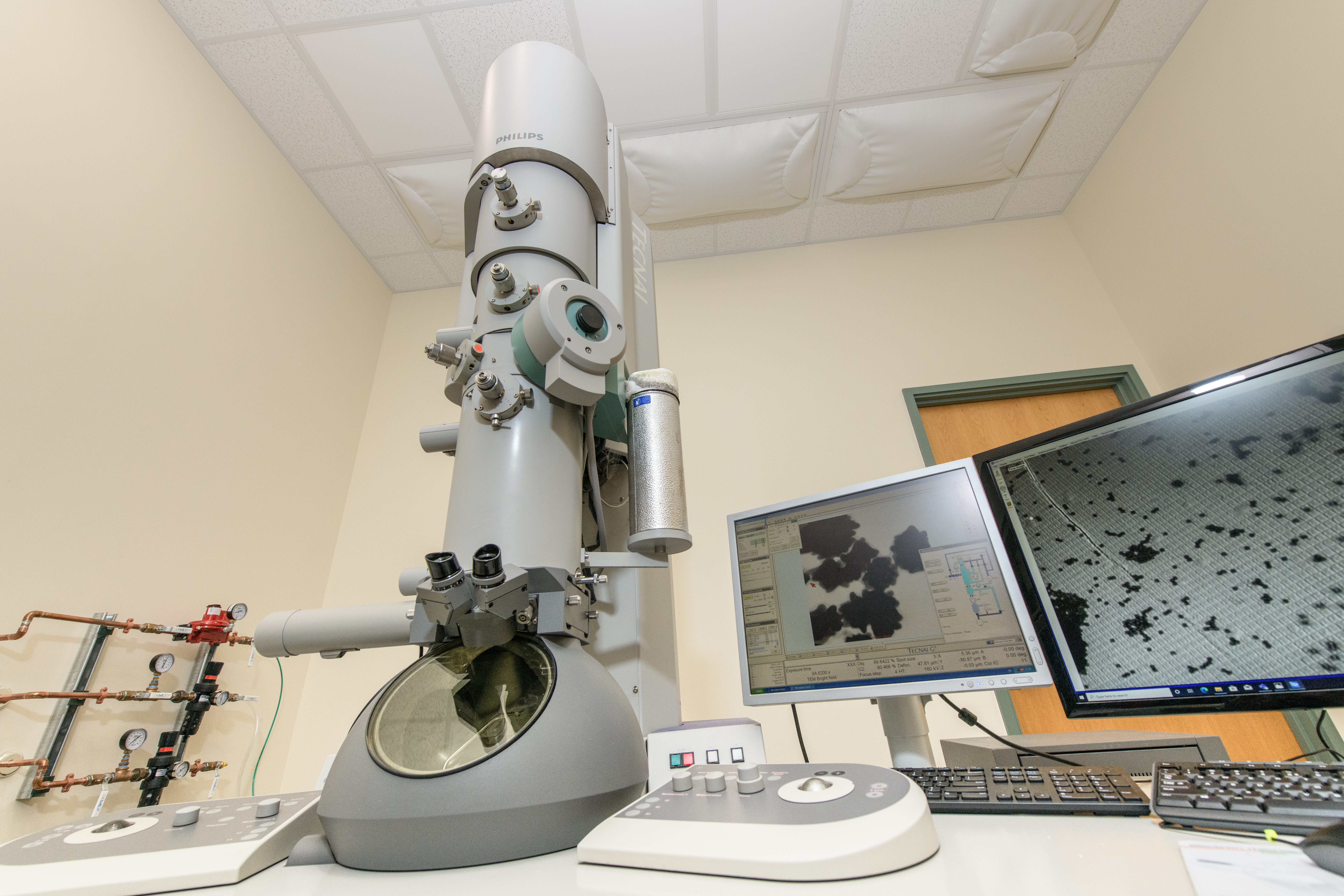 With a photo taken from below, the microscope appears to loom large in the lab, emphasizing its cutting-edge capabilities.