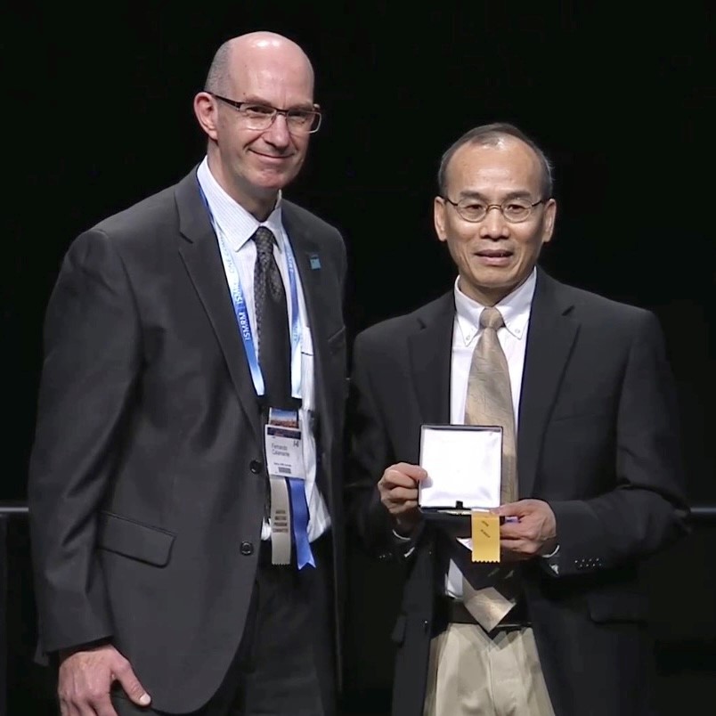 Zhi-Pei Liang gives his acceptance speech upon receiving the ISMRM Gold Medal on May 9, 2022, alongside Fernando Calamente.