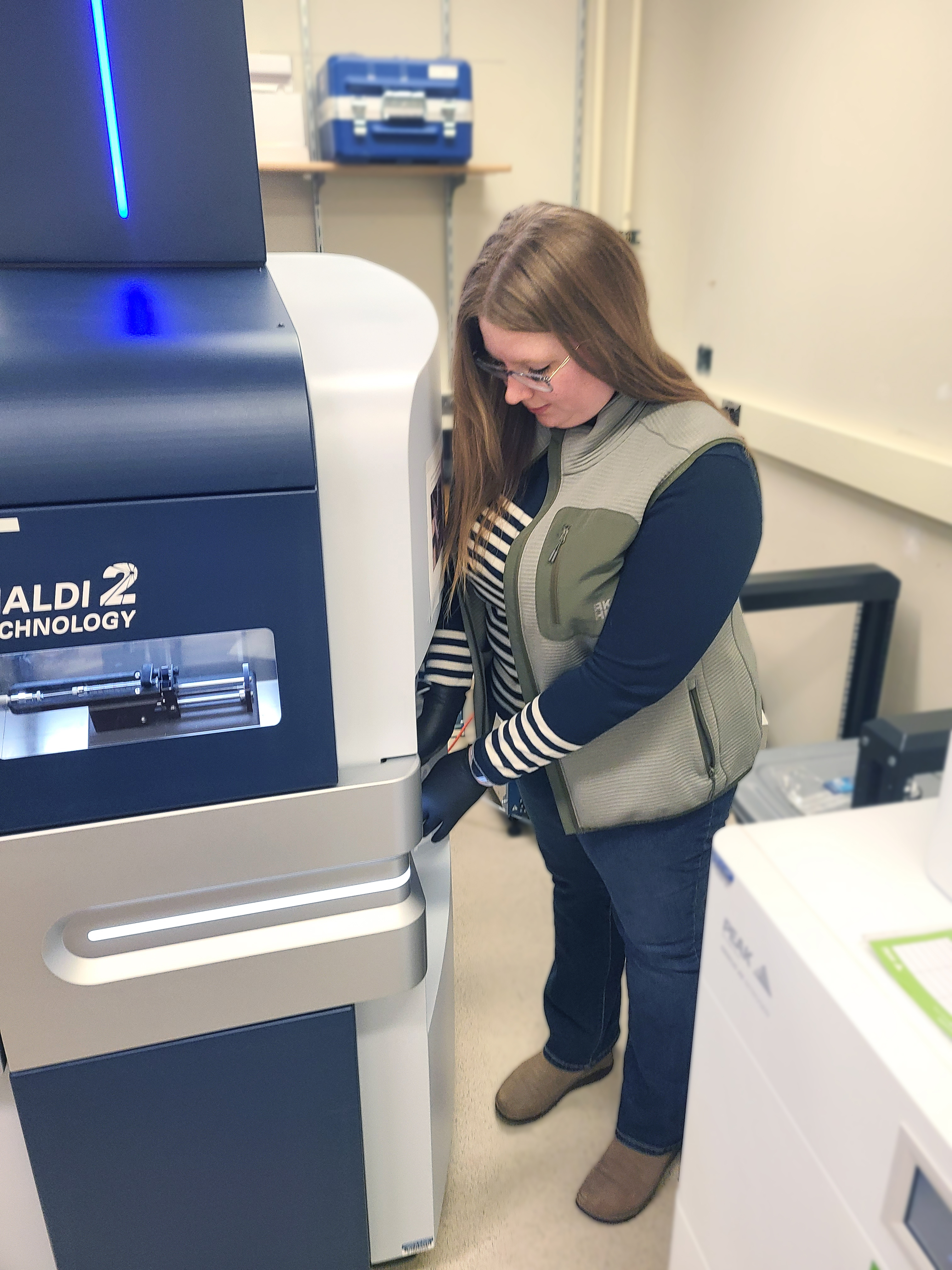 Ashley Lenhart using a mass spectrometer at the Beckman Institute.